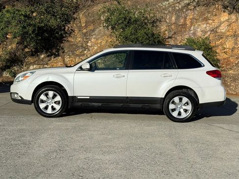 Used 2011 Subaru Outback 2.5i Limited AWD/4WD image 2