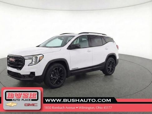 Used 2024 GMC Terrain SLT w/ Infotainment Package II image 2