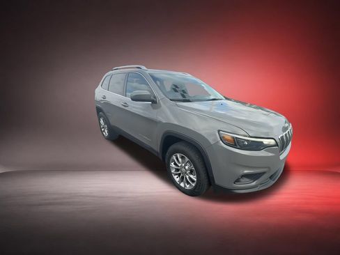 Used 2019 Jeep Cherokee Latitude Plus w/ Cold Weather Group AWD/4WD image 2