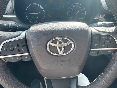 Used 2023 Toyota Sienna Platinum FWD image 14