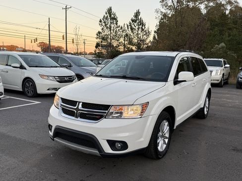 Used 2017 Dodge Journey SXT w/ Comfort/Convenience Group image 3