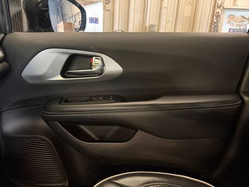 Used 2025 Chrysler Pacifica Limited FWD image 35