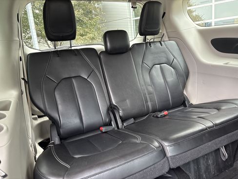 Used 2023 Chrysler Pacifica Touring-L FWD image 13