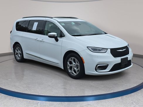 Used 2023 Chrysler Pacifica Limited FWD image 3