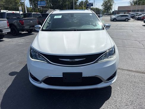 Used 2018 Chrysler Pacifica Limited FWD image 3
