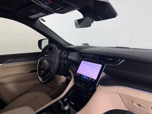 Used 2025 Jeep Grand Cherokee Limited 4xe AWD/4WD image 32