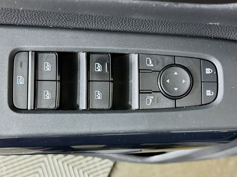 Used 2025 Nissan Pathfinder SV image 15