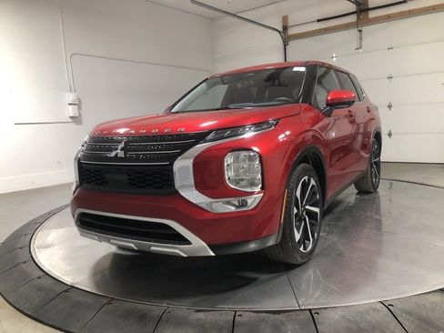 Used 2024 Mitsubishi Outlander SE image 3