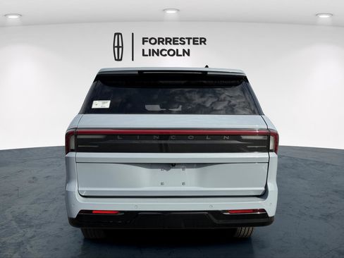 New 2026 Lincoln Navigator Reserve w/ Jet Appearance Package AWD/4WD image 4