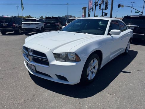 Used 2014 Dodge Charger SE RWD image 4
