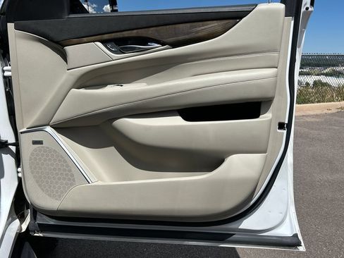 Used 2020 Cadillac Escalade Luxury AWD/4WD image 34