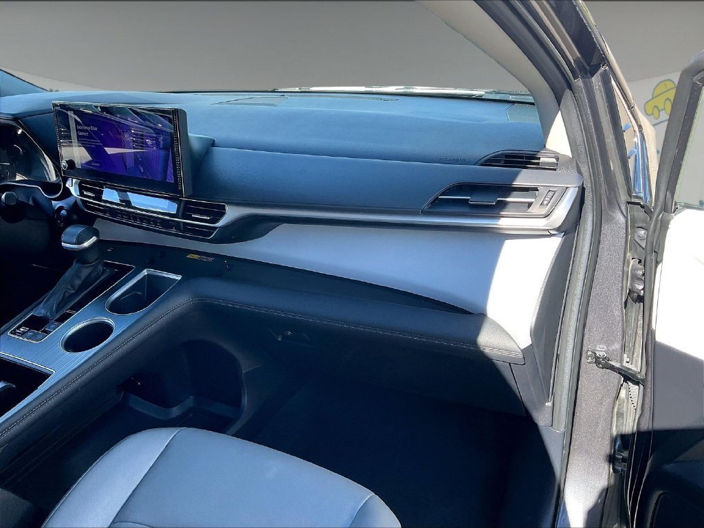 Used 2025 Toyota Sienna XLE FWD image 12