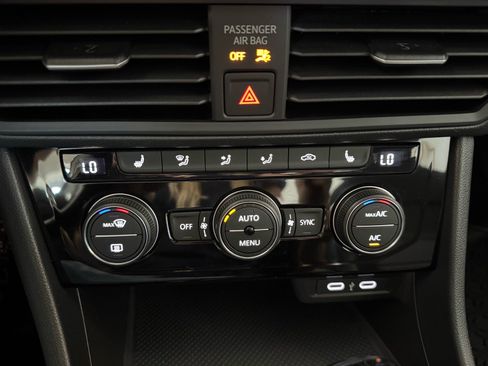 Used 2024 Volkswagen Jetta SE w/ Panoramic Sunroof Package FWD image 24