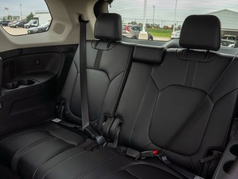 Used 2025 Honda Pilot Touring image 17