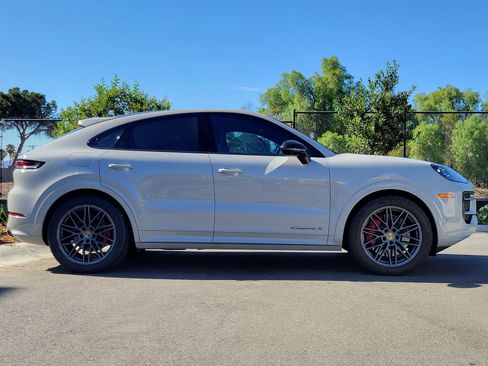 Certified 2024 Porsche Cayenne S AWD/4WD image 8