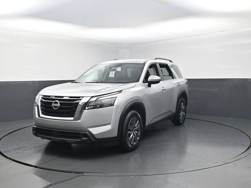 Used 2025 Nissan Pathfinder SV AWD/4WD image 10
