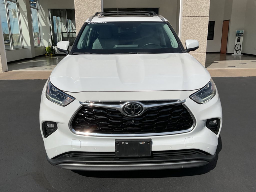 Used 2023 Toyota Highlander Platinum AWD/4WD image 2