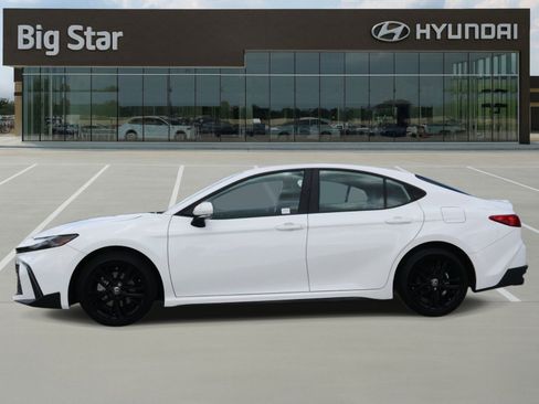 Used 2025 Toyota Camry SE image 2