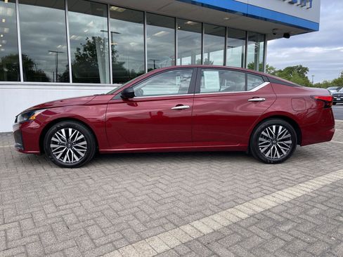 Used 2025 Nissan Altima 2.5 SV FWD image 2