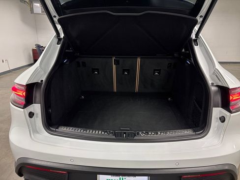 Used 2024 Porsche Macan image 16