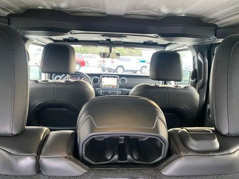 Used 2018 Jeep Wrangler Unlimited Sahara image 10