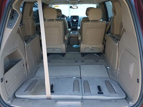 Used 2014 Chrysler Town & Country Touring image 7