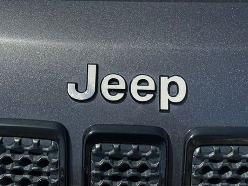 Used 2020 Jeep Cherokee Latitude Plus FWD image 9