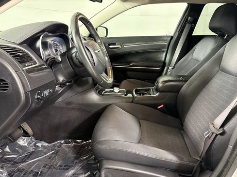 Used 2019 Chrysler 300 Touring w/ Chrome Appearance Package RWD image 21