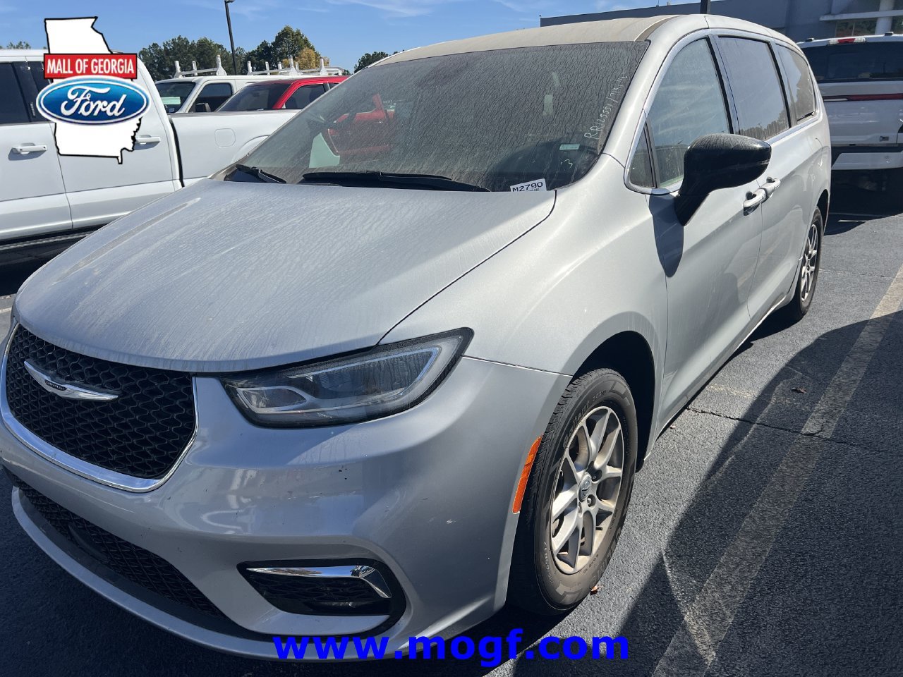 Used 2024 Chrysler Pacifica Touring-L FWD image 1