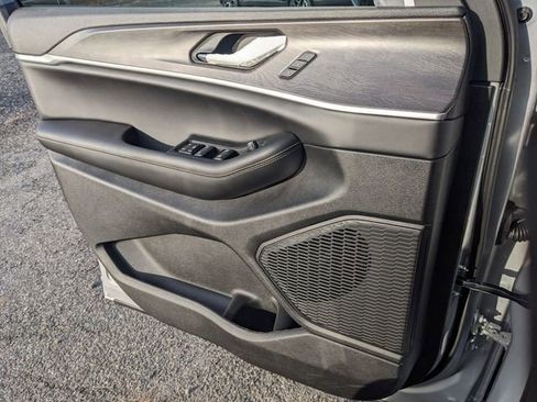 New 2025 Jeep Grand Cherokee Limited image 19