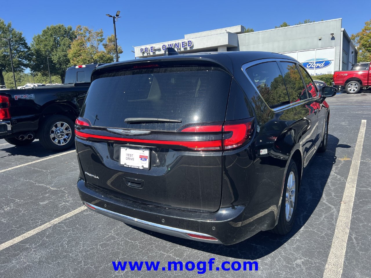 Used 2024 Chrysler Pacifica Touring-L FWD image 3