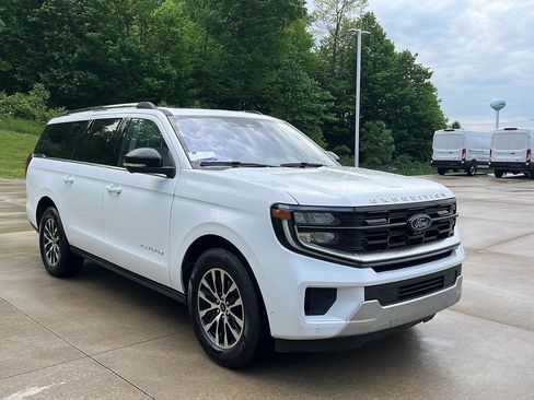 Used 2025 Ford Expedition Max Platinum AWD/4WD image 3
