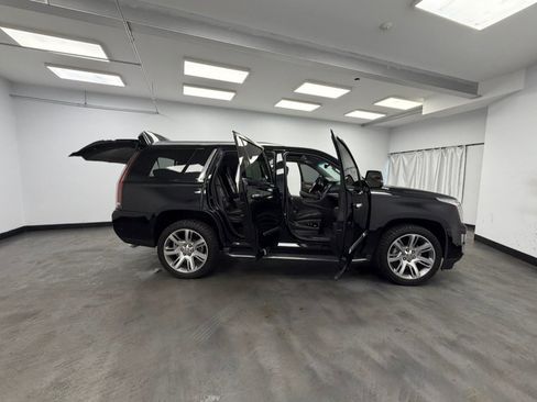 Used 2017 Cadillac Escalade Luxury AWD/4WD image 28