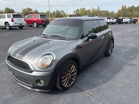 Used 2010 MINI Cooper Hardtop image 2