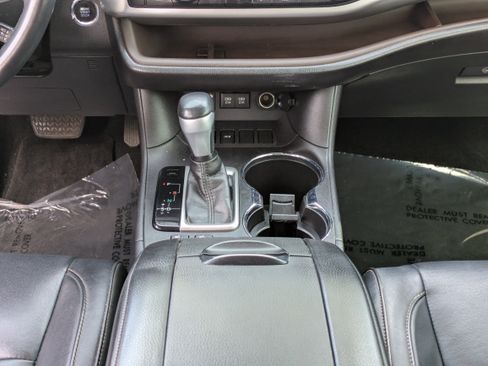Used 2018 Toyota Highlander SE image 21
