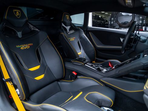 Used 2022 Lamborghini Huracan EVO RWD image 33