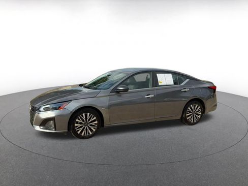 Used 2025 Nissan Altima 2.5 SV FWD image 7