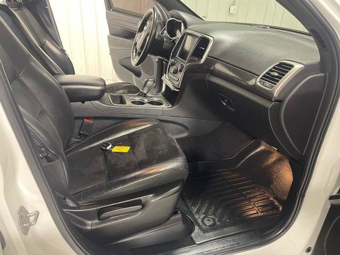 Used 2017 Jeep Grand Cherokee Altitude AWD/4WD image 10