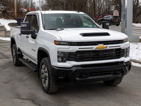 Used 2024 Chevrolet Silverado 2500 Custom w/ Custom Value Package image 3