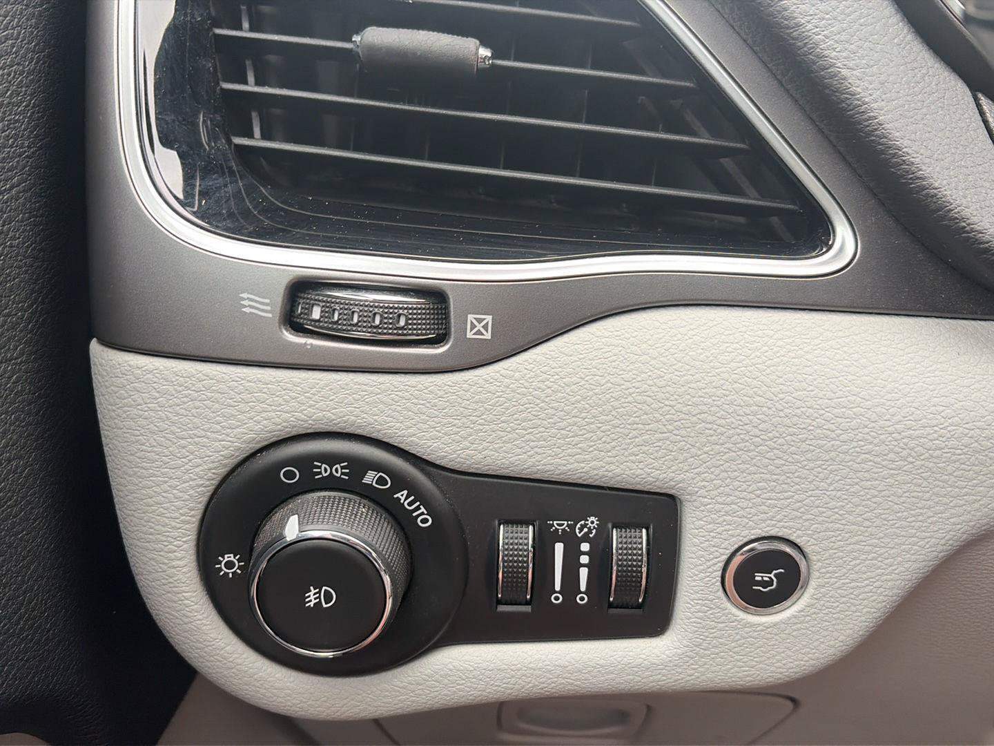 Used 2019 Jeep Cherokee Limited AWD/4WD image 19