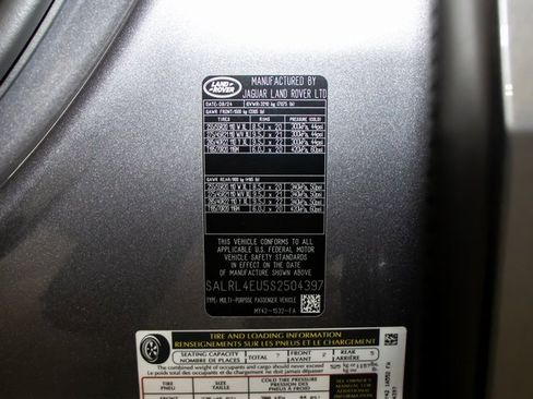 Certified 2025 Land Rover Discovery Dynamic SE image 23