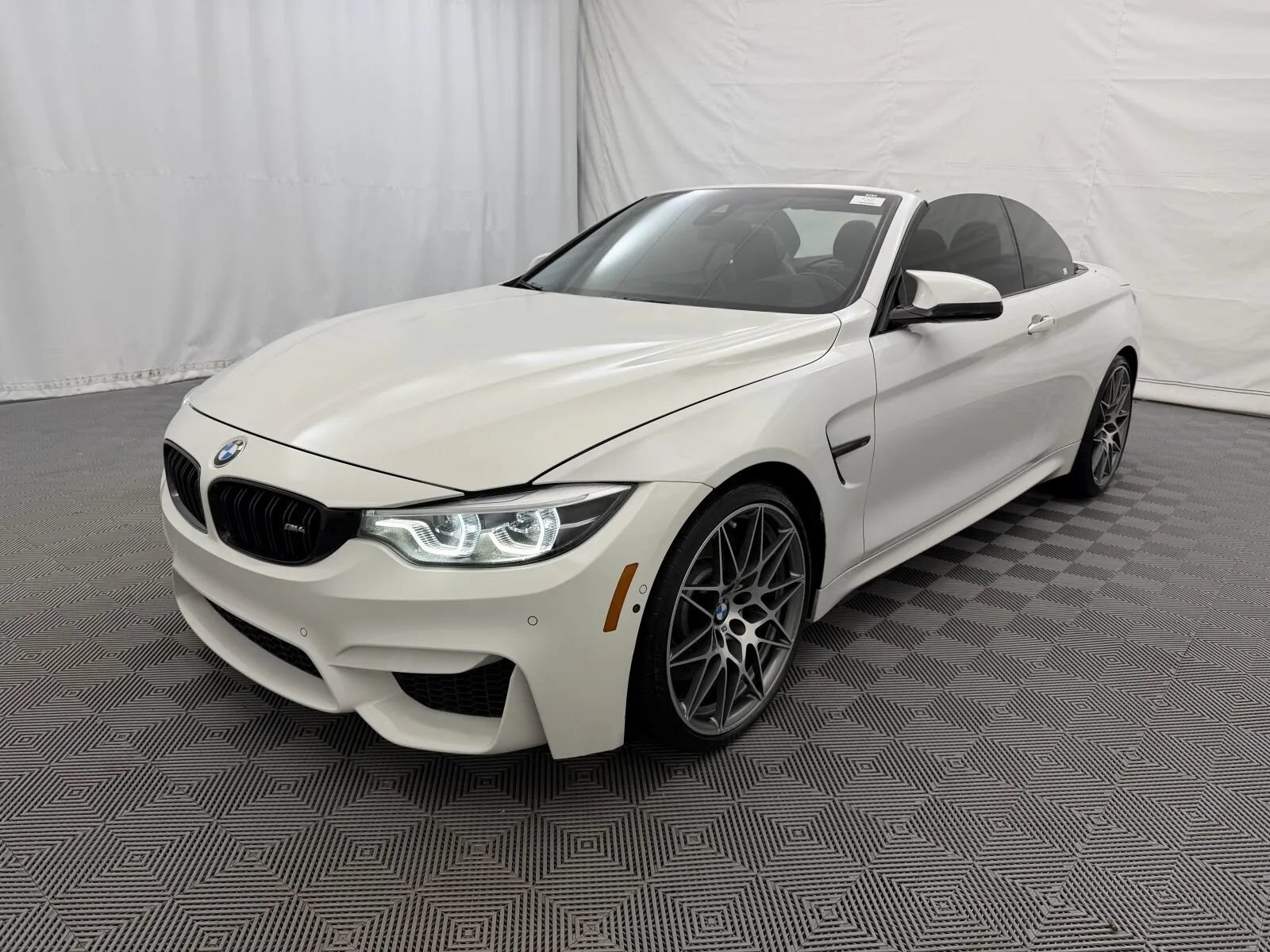 Used 2018 BMW M4 Convertible RWD image 2