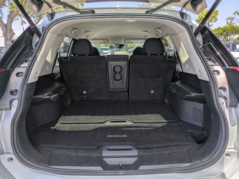 Used 2019 Nissan Rogue SV FWD image 9