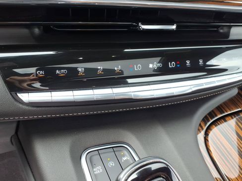 Used 2024 Cadillac Escalade ESV Premium Luxury AWD/4WD image 33