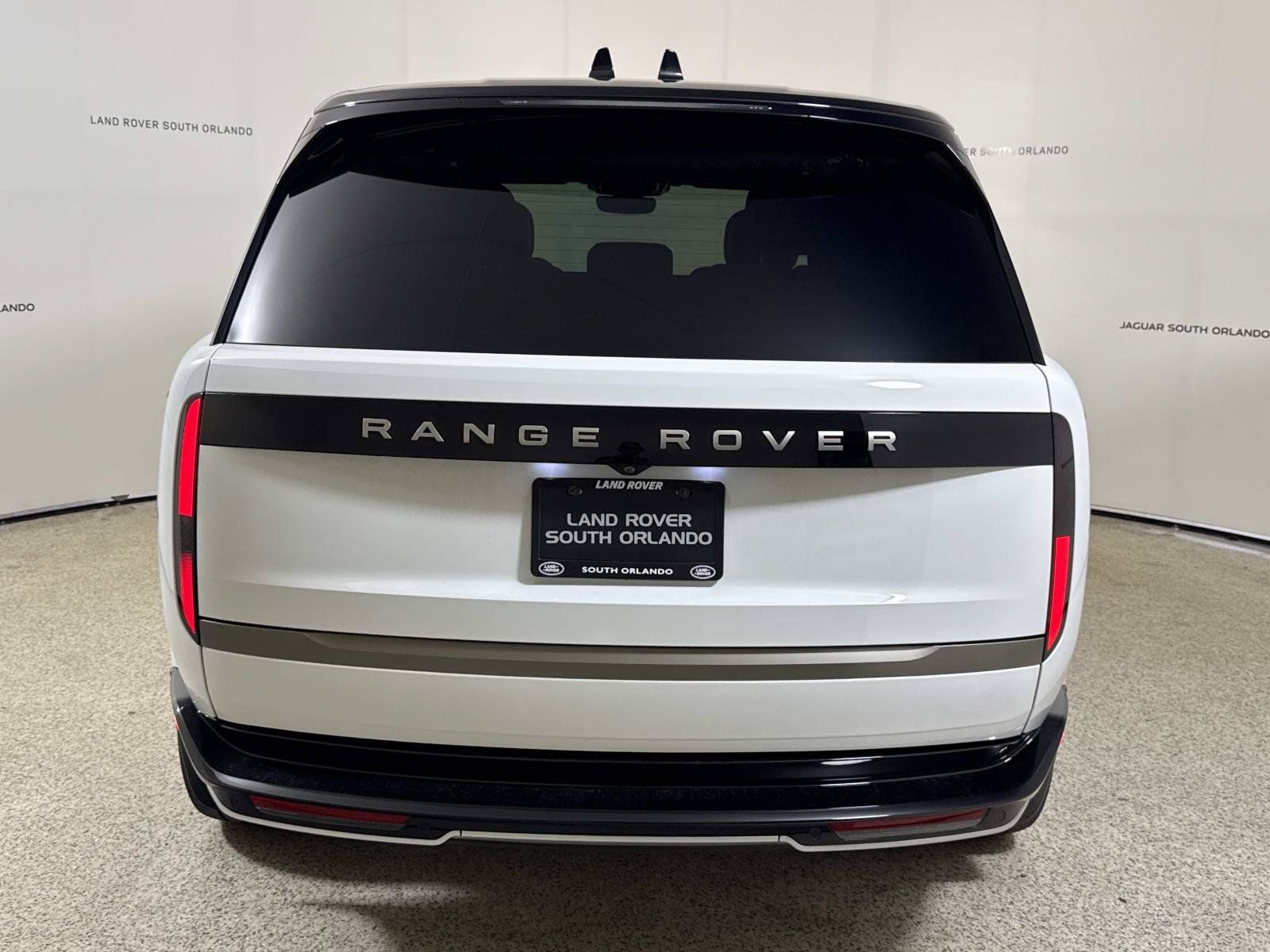 Used 2025 Land Rover Range Rover SE AWD/4WD image 4
