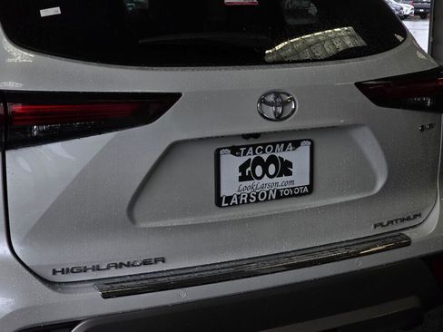 New 2026 Toyota Highlander Platinum image 12