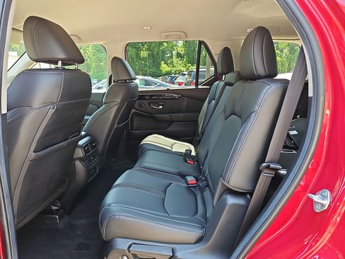 Used 2025 Honda Pilot EX-L image 12