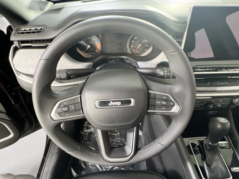 Used 2023 Jeep Compass Latitude AWD/4WD image 11