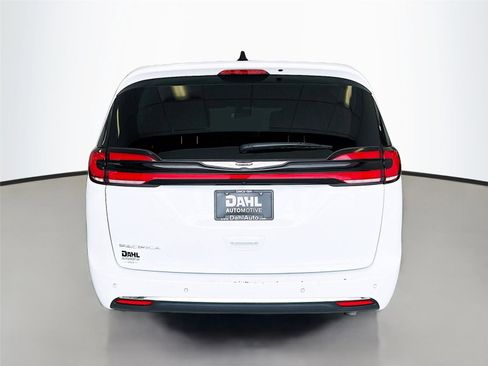 Used 2024 Chrysler Pacifica Touring-L image 6