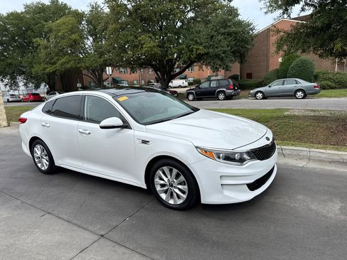 Used 2016 Kia Optima EX w/ Premium Package image 3